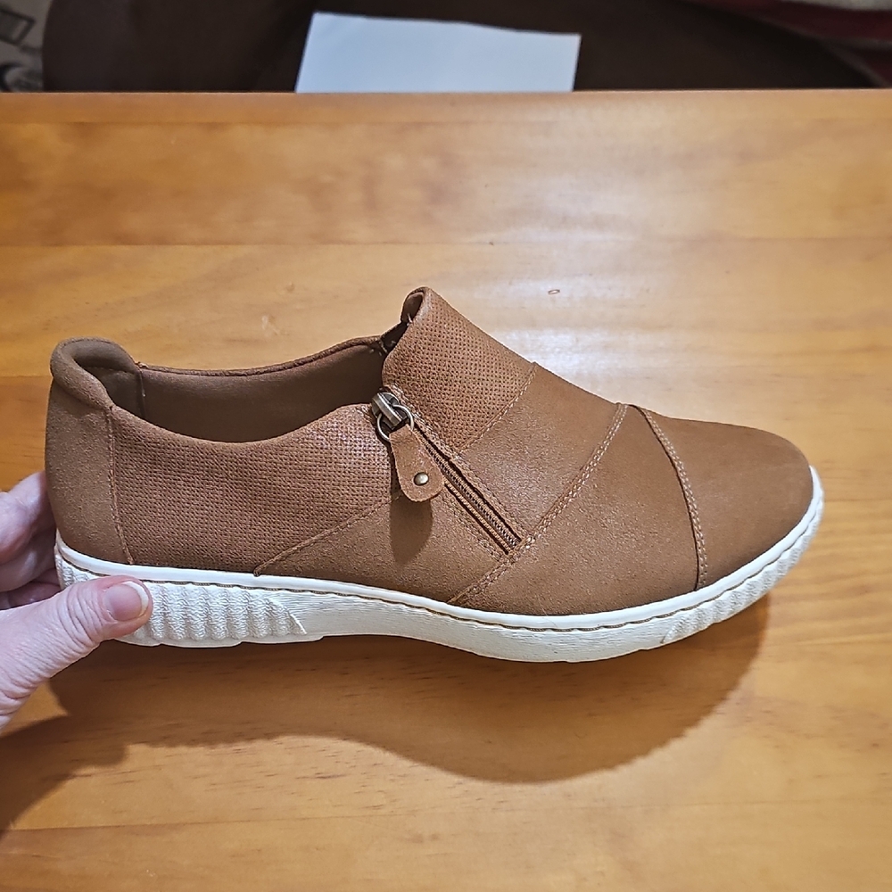 Clarks Caroline Grace  Tan Leather Side Zip Sneaker Size 10 Wide
